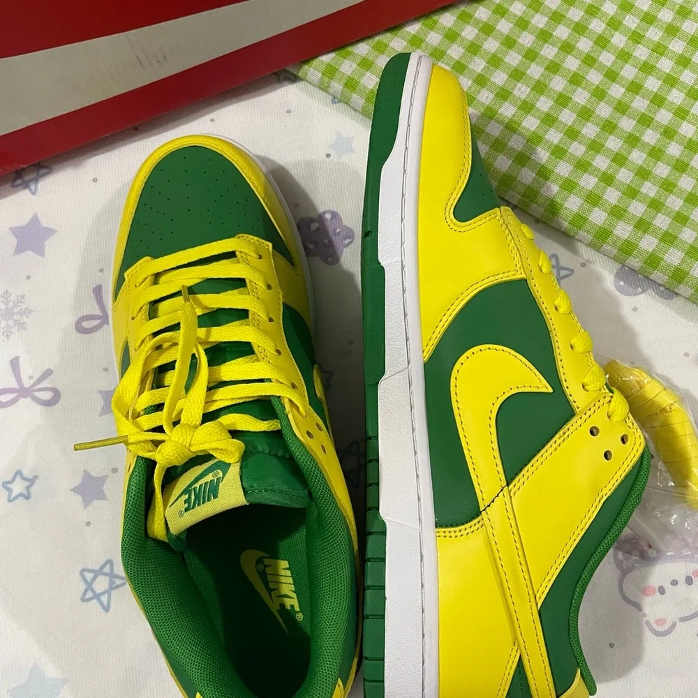 Nike Low-Top Sneakers in Yellow & Green